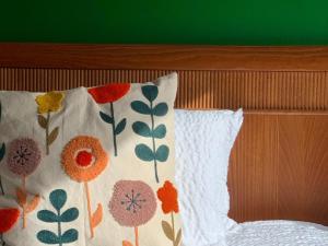 迪爾森斯托克姆的住宿－Guesthouse De Wissen，床上的枕头上放着鲜花