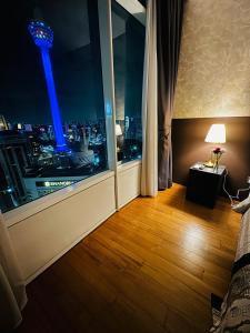 Cette chambre offre une vue sur la ville la nuit. dans l'établissement Vortex Suites Klcc by Rit Villa, à Kuala Lumpur