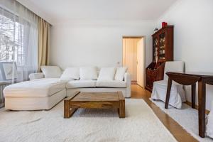 een woonkamer met een witte bank en een salontafel bij Wohnung in Pöseldorf in Hamburg