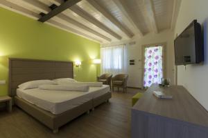 TV a/nebo společenská místnost v ubytování Agriturismo Ai Casoni