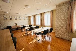 ヴェレシェクハーズにあるLibra Hotelのテーブルと椅子が備わる広い客室です。