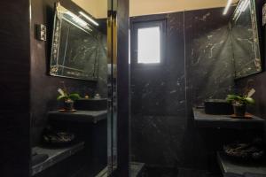 a bathroom with a shower with a window and plants at Une pause en Provence au Village des antiquaires de la Gare in LʼIsle-sur-la-Sorgue +28 photos