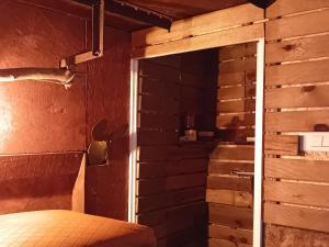 MaurecourtにあるAPPART sur l'EAU SPA Proche PARISのドア付きの部屋のベッド1台