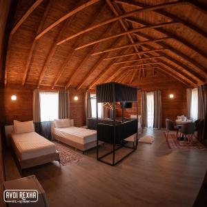 KolgecajHotel Avdi Rexha的带沙发和桌子的客厅