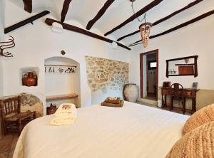 ein Schlafzimmer mit einem großen Bett in einem Zimmer in der Unterkunft Casa Rural La Corretger in Chulilla
