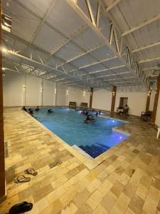 a group of people swimming in a swimming pool at Hotel Campestre Atibaia in Atibaia