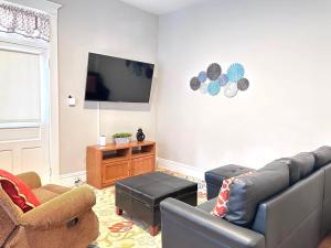 Un televizor și/sau centru de divertisment la E1 Centrally located in Carytown fully fenced