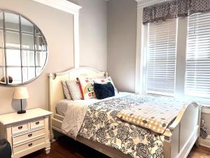 Un pat sau paturi într-o cameră la E1 Centrally located in Carytown fully fenced