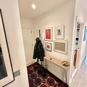 um corredor com uma secretária num quarto em Central Room In Shoreditch em Londres