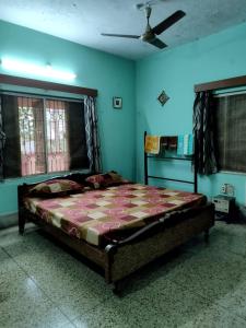 ein Schlafzimmer mit einem großen Bett in einem Zimmer in der Unterkunft Ashiyana in Bhubaneshwar