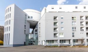 Außenansicht eines weißen Gebäudes in der Unterkunft Schicke zentrale Maisonette-Wohnung mit City-View in Saarbrücken