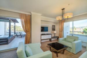 TV a/nebo společenská místnost v ubytování Crystal De Luxe Resort & Spa - All Inclusive