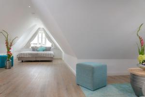 ein Wohnzimmer mit einem Sofa und einem Fenster in der Unterkunft Bäum Hüs B in Westerland