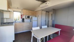 Kuchyň nebo kuchyňský kout v ubytování Camping le Camarguais