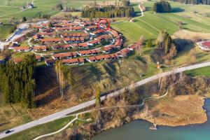 einem Luftblick auf ein Dorf mit Häusern und einem Fluss in der Unterkunft Ferienhaus Nr 110, Typ A, Feriendorf Hochbergle, Allgäu in Karlsebene