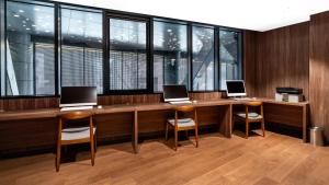 ein Büro mit zwei Schreibtischen mit zwei Laptops darauf in der Unterkunft The Prima Hotel Jongno in Seoul