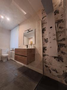 y baño con lavabo, ducha y aseo. en ROCK&WHITE en Génova