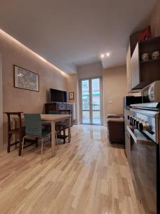 uma sala de estar com uma mesa e uma cozinha em ROCK&WHITE em Génova