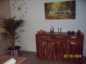 Pokój z drewnianą szafką i obrazem na ścianie w obiekcie Villa Rogge w Berlinie