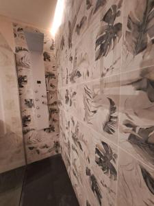 una habitación con una pared cubierta de mariposas en ROCK&WHITE en Génova