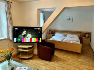 um quarto com uma cama e uma televisão num quarto em Auszeit zu zweit in Tirol, Schöne Ferienwohnung in Tirol, FeWo 6 em Thiersee