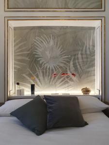 1 dormitorio con una gran pintura encima de una cama en HomeMi Sant'Ambrogio Apartment en Milán