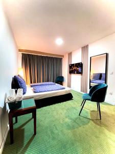 Pokój hotelowy z łóżkiem i krzesłem w obiekcie Hotel Hamburg Inn w mieście Hamburg