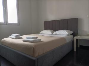 A bed or beds in a room at Myron Apartments