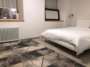 1 dormitorio con cama y espejo en la pared en Al Vicolo, en Trento