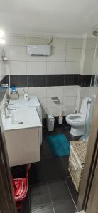 een badkamer met een witte wastafel en een toilet bij Seagull center kavala in Kavala