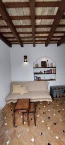 ベヘール・デ・ラ・フロンテーラにあるPuro Vejerのベッドと木製テーブルが備わる客室です。