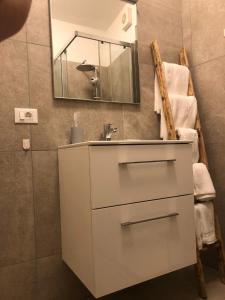 y baño con lavabo y espejo. en Al Vicolo, en Trento