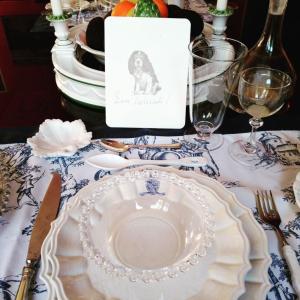 un tavolo con un piatto bianco e un tovagliolo di Visit Palladio B&B a Vicenza
