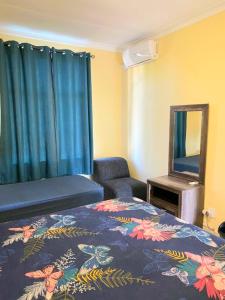 een hotelkamer met een bed en een spiegel bij Royal Taste of Africa Apartments in Windhoek