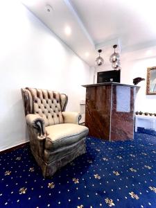ein Wohnzimmer mit einem Stuhl und einem TV in der Unterkunft Hotel Hamburg Inn in Hamburg