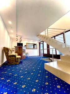 een kamer met een trap en een blauw tapijt bij Hotel Hamburg Inn in Hamburg