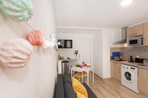 een klein appartement met een keuken en een woonkamer bij Côté Jardin 2 - Appartement avec Jardin in Le Coteau