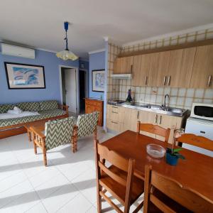 cocina y sala de estar con mesa y sillas en Apartamento Portosun Estrella en Puerto Colom