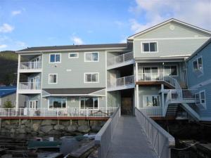 un gran edificio de apartamentos con una pasarela delante de él en Longliner Lodge and Suites, en Sitka