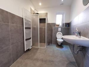 Koupelna v ubytování Sali-Homes Kleve: Komfortable 4-Betten-Monteurunterkunft – Praktisch & Modern