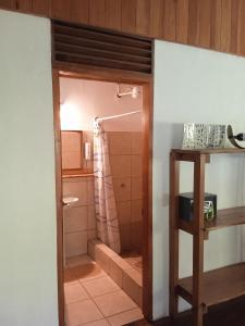 a bathroom with a shower with a shower curtain at Cabañas Bajo Bosque Drake in Drake
