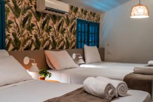 ein Hotelzimmer mit 2 Betten und einer blauen Tür in der Unterkunft Apprezzare . Pousada beira-mar in Porto De Galinhas
