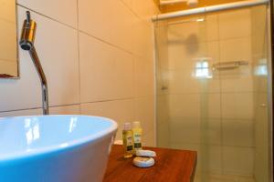 ein Bad mit einem Waschbecken und einer Dusche in der Unterkunft Apprezzare . Pousada beira-mar in Porto De Galinhas
