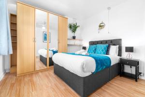 Posteľ alebo postele v izbe v ubytovaní Luxury Three Bed House with Parking & Garden - Sleeps 5 - 83B