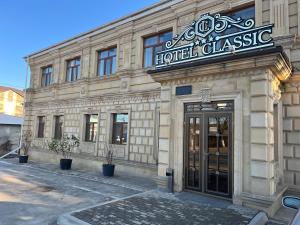 um edifício de hotel casitas com uma placa sobre a porta em Classic Hotel em Qusar