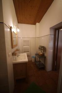 ein Badezimmer mit Waschbecken und Spiegel in der Unterkunft Antica Corte Milanese in Novate Milanese + 125 Fotos