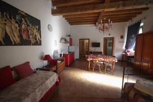 ein Schlafzimmer mit Bett und ein Esszimmer mit Tisch in der Unterkunft Antica Corte Milanese in Novate Milanese