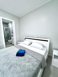 Bliss Apartments T1 - Dina (On The Beach) tesisinde bir odada yatak veya yataklar