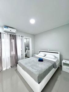 Bliss Apartments T1 - Dina (On The Beach) tesisinde bir odada yatak veya yataklar