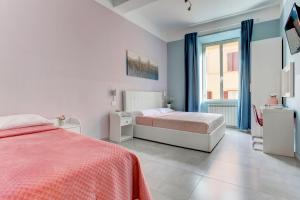 sypialnia z 2 łóżkami i oknem w obiekcie Claudia House Roma Termini w Rzymie